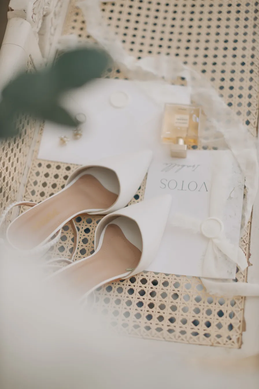 Sapatos e convite da noiva