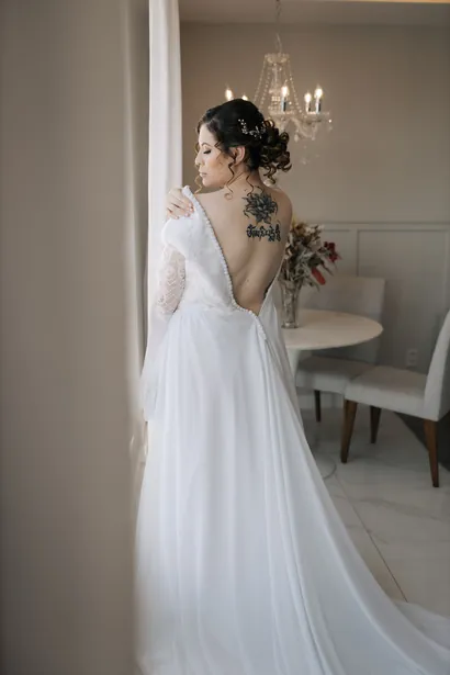 Noiva de costas com o vestido aberto